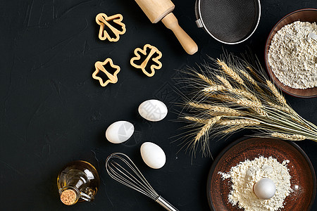 面粉 鸡蛋 滚针 塑料烘烤形式 顶视图 黑桌上刀具木板工具甜点小麦勺子食物面包美食擀面杖图片