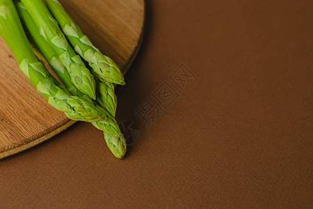 木板 棕色背景 顶端视图上的新绿色树枝 基本趋势概念与复制空间相同木头收成饮食花园蔬菜植物季节桌子食物石板图片