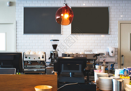 咖啡海报柜台顶在明亮咖啡厅 墙上空黑板供复制空间背景