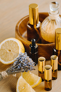 含柠檬和熏衣草香的瓶子中基本油 放在木质表面香水身体滴管香味木头疗法化妆品玻璃薰衣草按摩图片