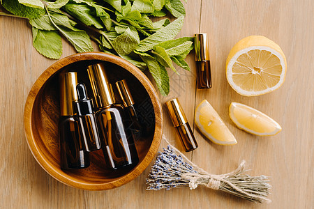含柠檬 薄荷和熏衣油香的瓶装基本油 放在木质表面疗法水果瓶子芳香按摩香味木头皮肤治疗滴管图片