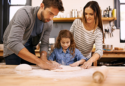 在厨房里三个人一起做烘烤的幸福家庭被拍到的照片 和他在一起图片