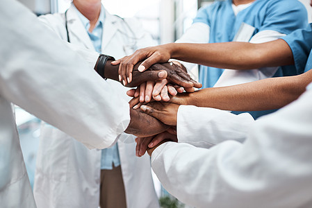 协作的价值是不可估量的 一组医生携手并肩合力 近距离拍摄了他们一连串的执业医师图片