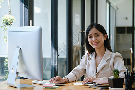 数据分析 预算计算 研究 风险管理 亚洲女性肖像在资本规划中使用计算机和财务文件以增加公司利润中年人技术报告解决方案社交行政人员背景图片