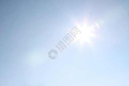 蓝天在阳光明媚的白天与阳光照耀太阳日出天气射线空气季节气候晴天旅行蓝色图片