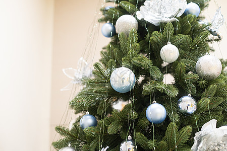 经典圣诞新年装饰新年树与白色装饰玩具和球 现代古典风格的室内设计公寓 平安夜在家金子假期季节照明庆典房间装饰品时间壁炉酒店图片