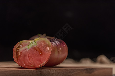 黑暗背景上美丽的新鲜老虎西红柿饮食水果小吃营养蔬菜橙子木头田本食物农业图片