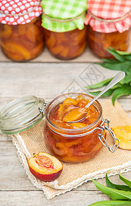保护果酱 选择性的焦点 食物桃子烹饪营养空白甜点玻璃花园勺子桌子季节图片