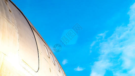 现代飞机停在机场跑道上 与白色喷气发动机客机的蓝色天空背景侧面视线隔绝图片