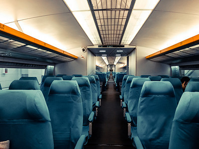 椅背空白 高速列车车厢内 中国现代城际列车的内部视图图片