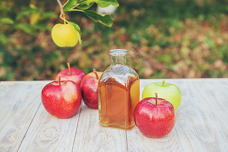 红色果汁瓶子里的苹果醋醋 有选择的焦点酒精性国家收成损失食物果汁烹饪液体水果玻璃背景