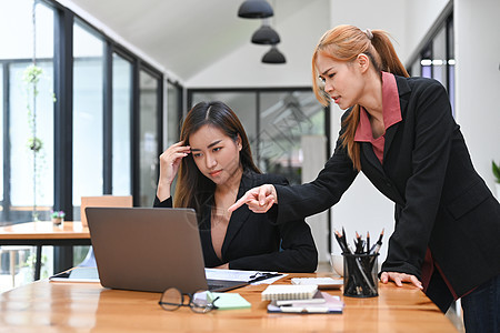 不满的女老板责骂年幼的实习生 结果工作成绩不佳; 情绪压力 工作压力图片