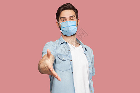 粉红色背景的年轻情感男子的肖像男人保健会议流感管理人员商业合同协议问候语交易图片