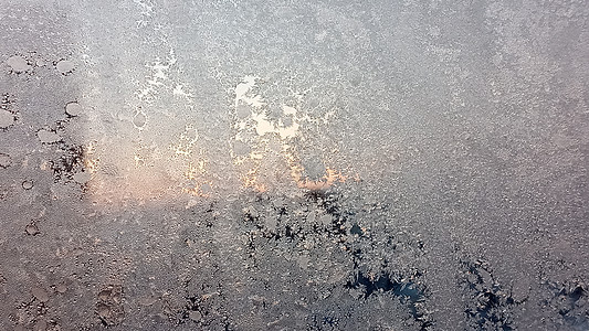冬天窗玻璃上的冰霜纹理 冬蓝和粉红色的冰晶季节结晶雪花摄影气候脆弱性阳光水晶磨砂寒意背景图片