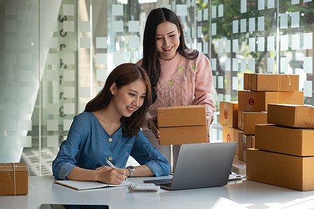 商业数字在线是小型企业目前在线商店的新起点 由两位女店主拥有一个仓库 用来给客户送货 中小企业企业家理念电脑笔记本人士女士女性店背景图片