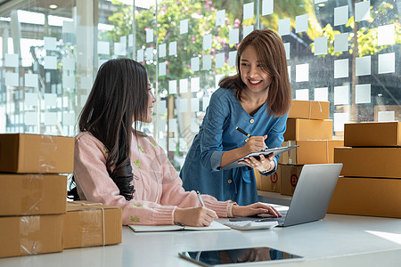 商业数字在线是小型企业目前在线商店的新起点 由两位女店主拥有一个仓库 用来给客户送货 中小企业企业家理念包装技术自由职业者女士店背景图片