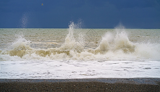 黑海沿岸 雷雨 风暴 高海浪 泡沫 浪花从地平线上升起图片