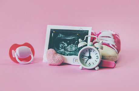 婴儿的照片和配件的超音速照片 有选择的聚焦点子宫母亲药品腹部男生超声波超声胚胎考试怀孕图片