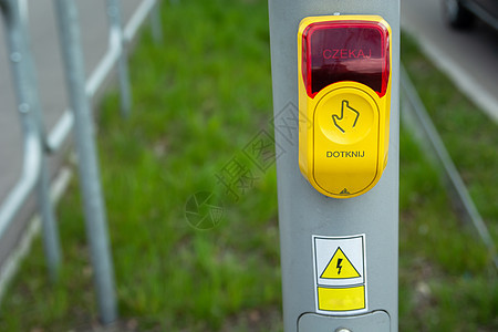 黄红色交通灯按钮触摸和等待 波兰语图片