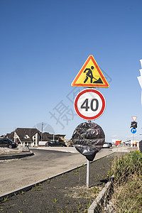 道路上的道路标记 警告标志 国际交通标志道路建设和限速图片