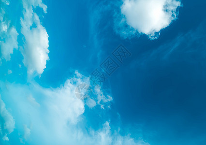 夏季自然气候季节天气背景的蓝色天空中白毛云和蓝天天堂气象场景宗教气候气氛阳光自由日光臭氧背景图片