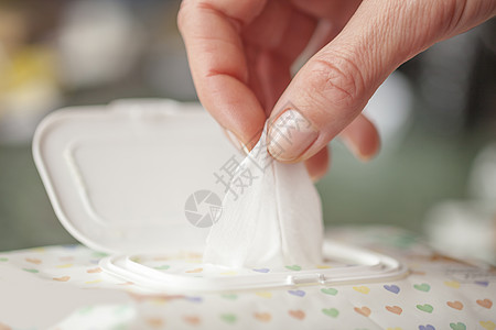 手在包装盒里挑了个湿巾子 在女人的手里毛巾采摘女性消毒剂塑料护理健康卫生女士皮肤图片