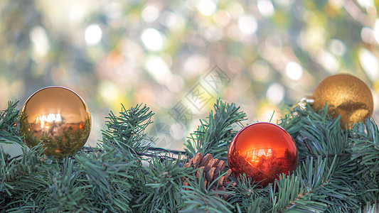 圣诞节装饰品的金球和红球 光线模糊 冬季文化宗教快乐装饰活动 在冬季举行图片