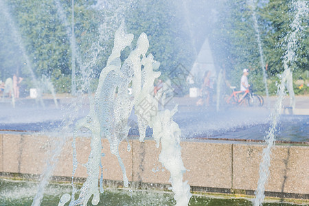 从许多自来水龙头流出的清洁水 有火花般的滴落 喷泉中的水涌荡水池泡沫天空气泡运动公园溪流蓝色压力瀑布图片