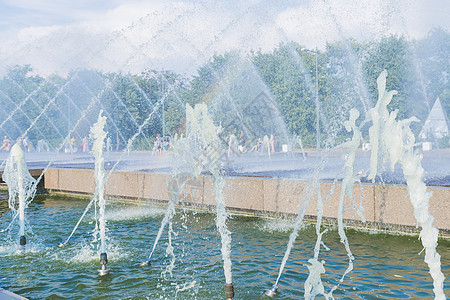 从许多自来水龙头流出的清洁水 有火花般的滴落 喷泉中的水涌荡场景泡沫运动公园流动天空瀑布飞溅压力溪流图片