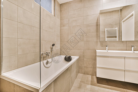 配有浴室小屋的宽度米蜂蜜洗手间洗澡龙头卫生玻璃陶瓷天花板淋浴财产公寓房间图片