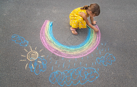 孩子在沥青上画彩虹 有选择的焦点路面幸福太阳创造力闲暇染色乐趣艺术想像力童年图片