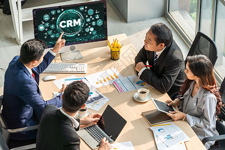 用于 CRM 业务的现代计算机上的客户关系管理系统监视器工人顾客团队服务招聘客户屏幕商业按钮技术高清图片素材