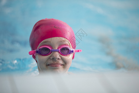 儿童运动员在游泳池游泳 游泳区冒险享受女孩们飞溅泳镜娱乐小路童年闲暇幸福图片