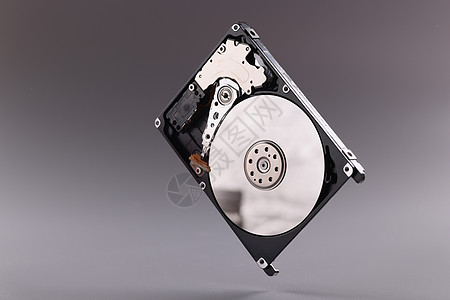 灰色背景上打开顶封面的硬硬硬磁盘驱动 HDD数据库机械硬件反射硬盘贮存记录数字电脑备份图片