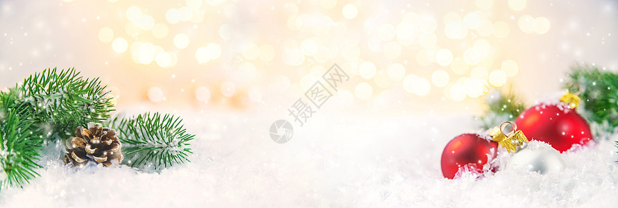 圣诞背景和美丽的装饰 新年 有选择的焦点礼物桌子庆典松树问候语风格卡片雪花装饰品横幅图片