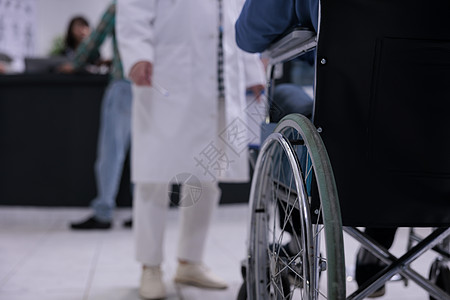 在私人医院接待处 当着医生的面对男子使用轮椅进行近身检查图片