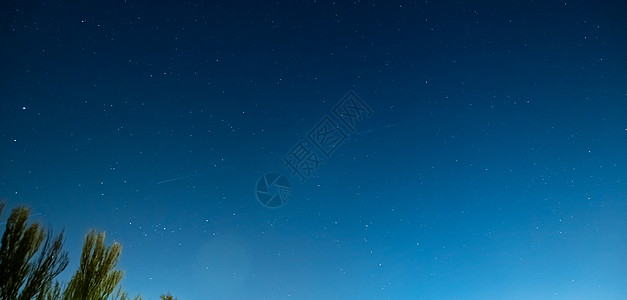 星夜天空背景 伊隆·穆斯克卫星在移动图片