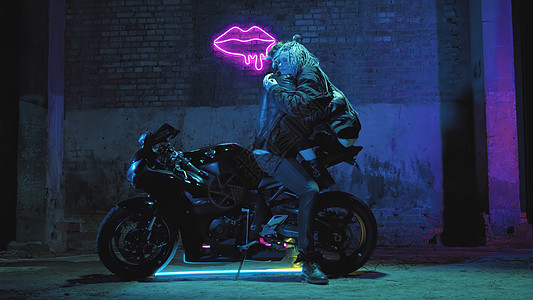 一个恋爱中的女孩和一个男人坐在一辆超级运动摩托车上 在霓虹灯的背景下调情拥抱辫子赛车手司机速度发动机男性桦木摩托恋人运输图片