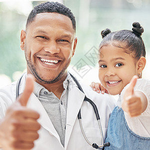 帅气的年轻黑人儿科医生手牵着可爱的小男孩 可爱的孩子和医生在诊所体检时微笑的画像图片