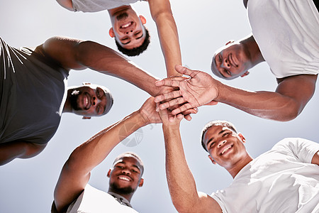 运动型男士的肖像 双手叠成一团 从下方获得团队支持 协作和团结 一群性格开朗 积极进取的运动员围成一圈 鼓励鼓舞人心的谈话图片