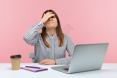 有情感的年轻女性 坐在办公室工作 有粉红色背景女士笔记本记性商业悲伤孤独耻辱失败悲哀职场图片