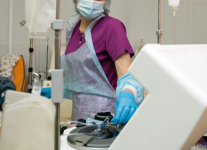 一名护士正在准备输血器械图片