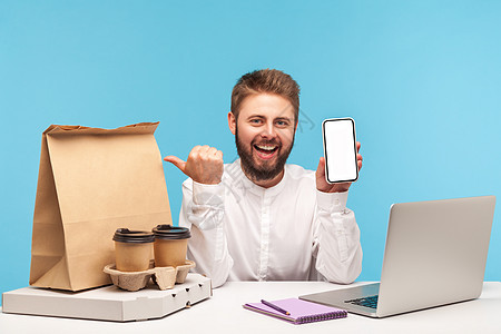 情感商务人士在蓝背景的笔记本电脑上工作饮料人士网站职场电话白屏店铺咖啡小样服务图片