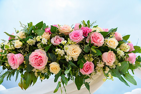 婚礼拱门上白玫瑰和粉红玫瑰花的风景盘子风格餐巾庆典仪式丝带服务玫瑰环境桌子图片