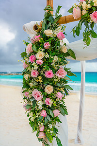 宴会拱门婚礼拱门上白玫瑰和粉红玫瑰花的风景盘子已婚庆典假期餐巾奢华装饰环境风格花瓣背景