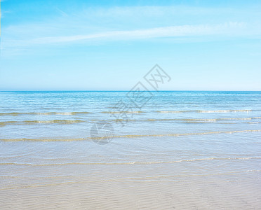 复制海滩上的空间 背景为地平线上的蓝天 平静的海浪沿着沙质海岸穿过空旷的海面 宁静祥和的风景 让您度过一个轻松而禅宗的暑假图片