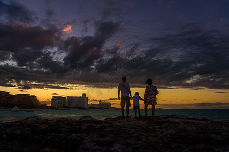 在海滩上守夕阳的家庭的休眠海洋男性娱乐地平线手表支撑青年旅行太阳女儿图片