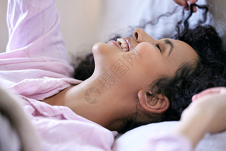 一个美丽的年轻姑娘躺在床上 睡不着好睡不着觉的图片