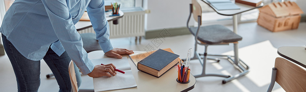 儿童网站素材年轻 快乐的混合种族青年女教师正在为学生准备学校课堂课程学习黑板班级瞳孔女孩导师孩子小学生女士团体背景