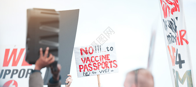 2021年10月2日 南非开普敦(Gape Town)的抗议群众举起标志并抗议Covid 19型疫苗图片